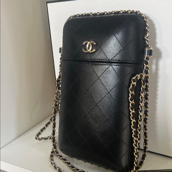Chanel Chain around leather crossbody bag - Picture 2 of 12